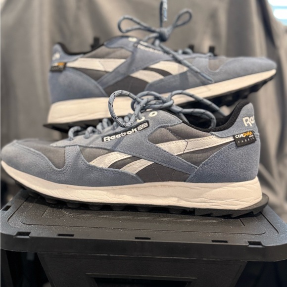 Reebok classic. Women’s size 9. Blue - Picture 2 of 5